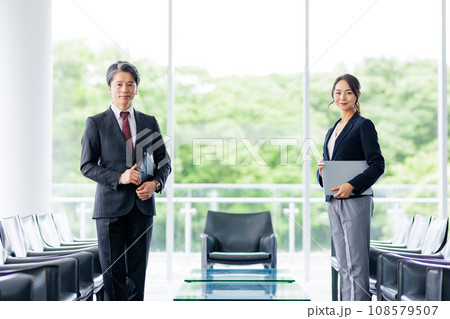 商談をするビジネスパーソン 108579507