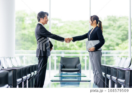 商談をするビジネスパーソン 108579509