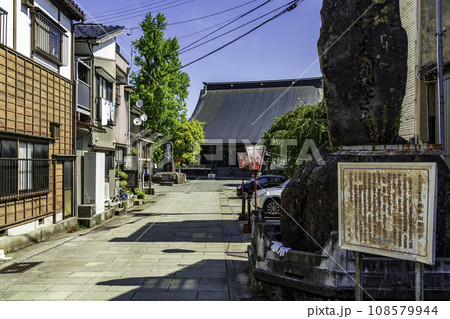 越中八尾　今町の町並み　聞名寺　富山県富山市 108579944