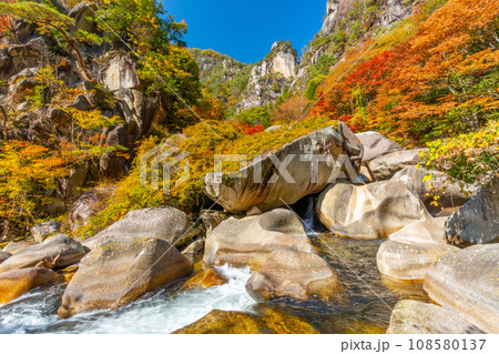 秋の昇仙峡 絶景の渓谷 (山梨県) 秋の昇仙峡 絶景の渓谷 (山梨県) 108580137
