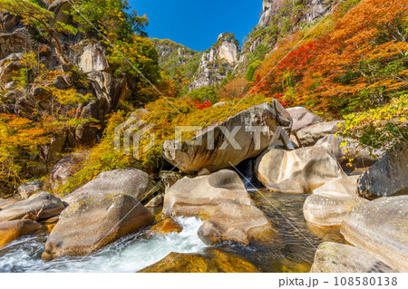 秋の昇仙峡　絶景の渓谷　（山梨県） 108580138