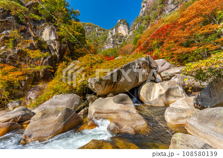 秋の昇仙峡 絶景の渓谷 (山梨県) 秋の昇仙峡 絶景の渓谷 (山梨県) 108580139