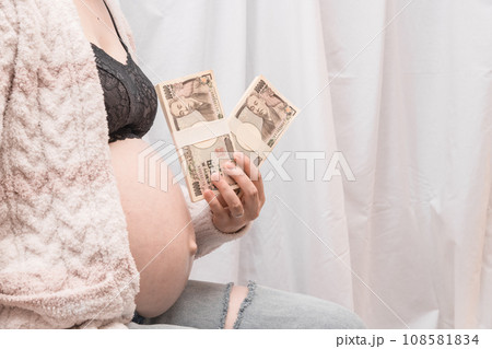【マタニティイメージ　札束】 108581834