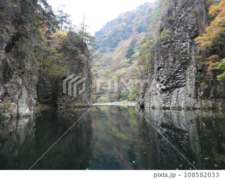 三段峡の美しい風景　11月 108582033