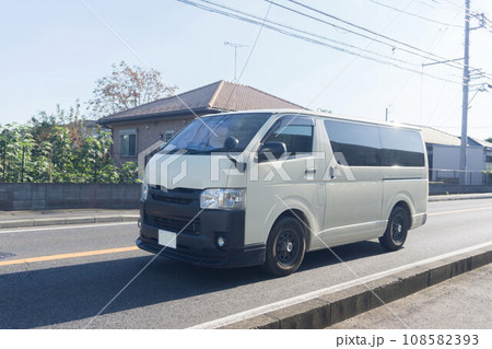 ワゴン車　道路走行 108582393
