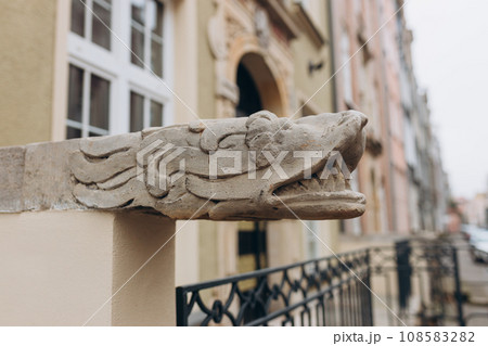 Head of dragon as decoration on old street in Gdansk, Poland Head of dragon as decoration on old street in Gdansk, Poland 108583282