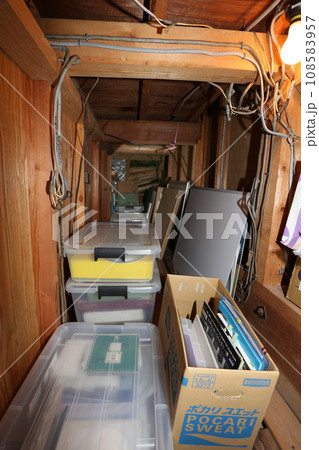 屋根裏の物置場　隠れ家 108583957