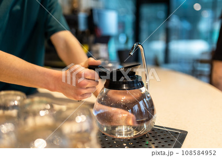 Close up picture of a woman hand holding a kettle Close up picture of a woman hand holding a kettle 108584952