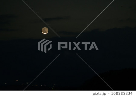 北杜市白州町から見る月齢28.1、地球照の細い月が日の出前の空に昇って行く 北杜市白州町から見る月齢28.1、地球照の細い月が日の出前の空に昇って行く 108585834