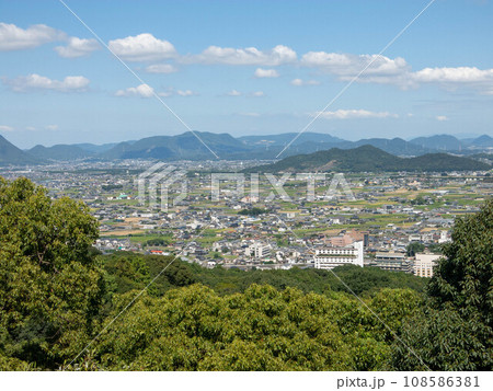 香川のこんぴらさんから見た讃岐平野 108586381