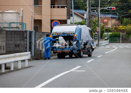 自治体のゴミ収集車による地域住民の生活ゴミの回収 108586488