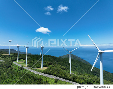 愛媛県伊方町　佐田岬風力発電所の風車 108586633