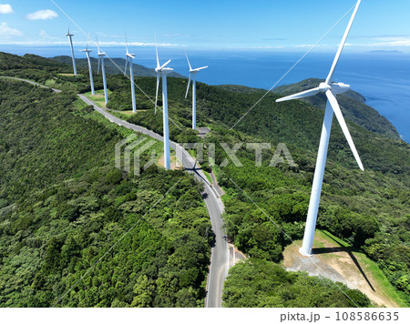 愛媛県伊方町 佐田岬風力発電所の風車 愛媛県伊方町 佐田岬風力発電所の風車 108586635