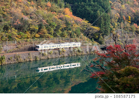 【高山本線】飛騨川沿いを走行する普通列車 108587175