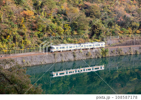 【高山本線】飛騨川沿いを走行する普通列車 108587178