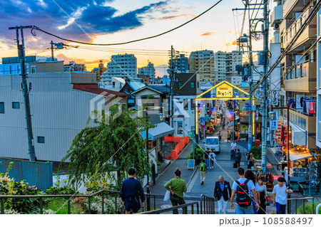 東京　荒川区　西日暮里にある 夕やけだんだんの夕暮れ 108588497