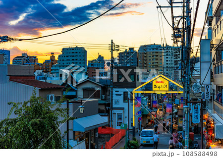 東京　荒川区　西日暮里にある 夕やけだんだんの夕暮れ 108588498
