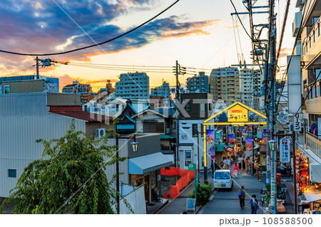 東京 荒川区 西日暮里にある 夕やけだんだんの夕暮れ 東京 荒川区 西日暮里にある 夕やけだんだんの夕暮れ 108588500