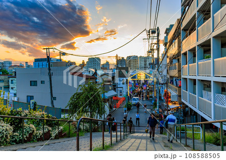 東京　荒川区　西日暮里にある 夕やけだんだんの夕暮れ 108588505