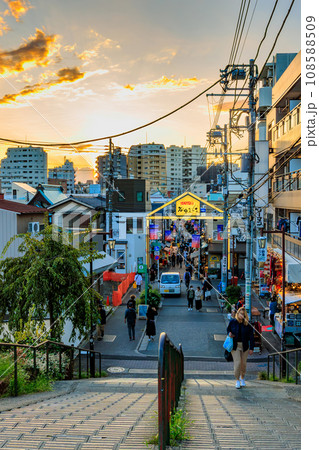 東京 荒川区 西日暮里にある 夕やけだんだんの夕暮れ 東京 荒川区 西日暮里にある 夕やけだんだんの夕暮れ 108588509