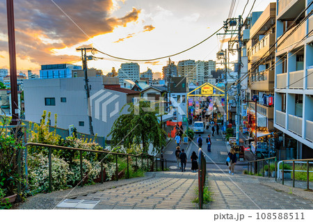 東京　荒川区　西日暮里にある 夕やけだんだんの夕暮れ 108588511