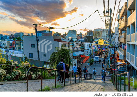 東京 荒川区 西日暮里にある 夕やけだんだんの夕暮れ 東京 荒川区 西日暮里にある 夕やけだんだんの夕暮れ 108588512