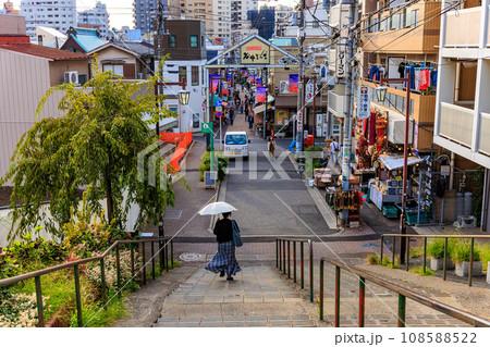 東京　荒川区　西日暮里にある 夕やけだんだんと谷中銀座商店街 108588522