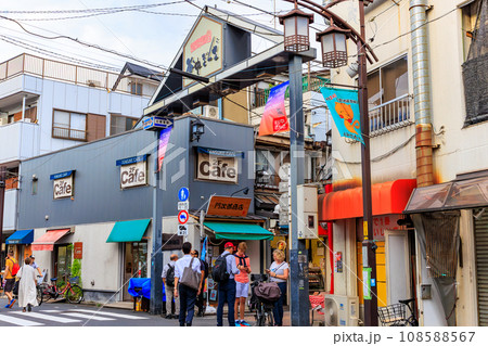 東京　文京区　千駄木にある よみせ通り（商店街） 108588567