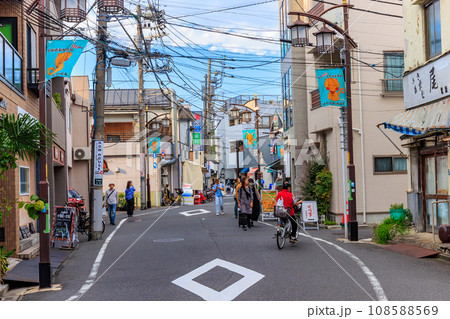 東京　文京区　千駄木にある よみせ通り（商店街） 108588569