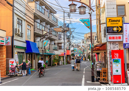 東京　文京区　千駄木にある よみせ通り（商店街） 108588570