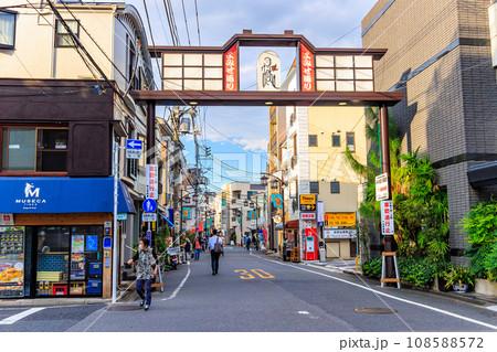 東京　文京区　千駄木にある よみせ通り（商店街） 108588572