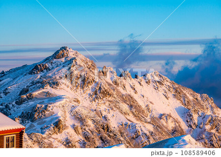 雪山素材】初冬の燕岳・燕山荘から見える朝の風景【長野県】の写真素材 [108589406] - PIXTA