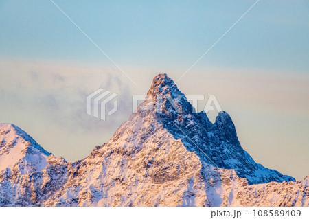 【雪山素材】初冬の燕岳・燕山荘から見える朝の風景【長野県】 108589409