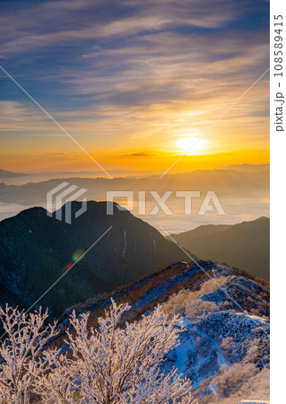 【雪山素材】初冬の燕岳・燕山荘から見える朝の風景【長野県】 108589415