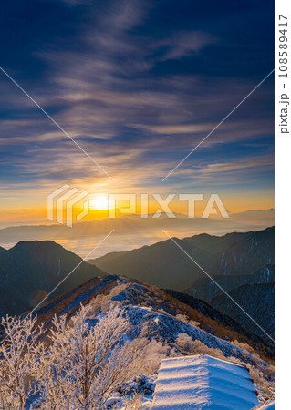 【雪山素材】初冬の燕岳・燕山荘から見える朝の風景【長野県】 108589417