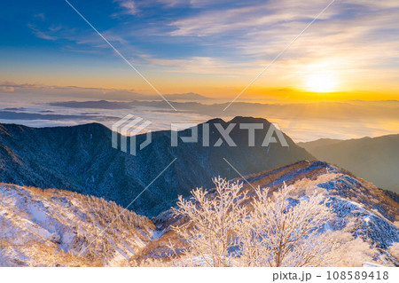 【雪山素材】初冬の燕岳・燕山荘から見える朝の風景【長野県】 108589418