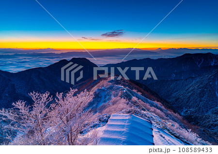 【雪山素材】初冬の燕岳・燕山荘から見える朝の風景【長野県】 108589433