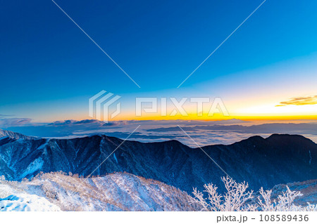 【雪山素材】初冬の燕岳・燕山荘から見える朝の風景【長野県】 108589436