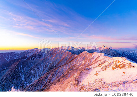 【雪山素材】初冬の燕岳・燕山荘から見える朝の風景【長野県】 108589440
