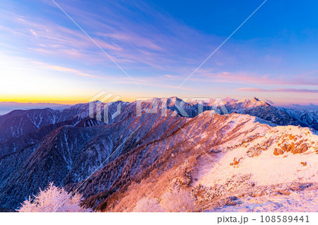 【雪山素材】初冬の燕岳・燕山荘から見える朝の風景【長野県】 108589441