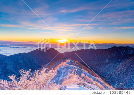 【雪山素材】初冬の燕岳・燕山荘から見える朝の風景【長野県】 108589445