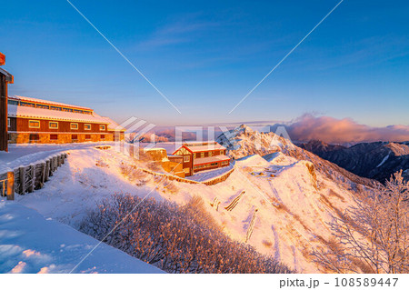 【雪山素材】初冬の燕岳・燕山荘から見える朝の風景【長野県】 108589447