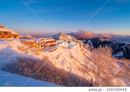 【雪山素材】初冬の燕岳・燕山荘から見える朝の風景【長野県】 108589448