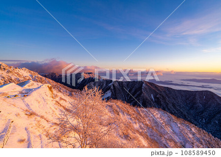 【雪山素材】初冬の燕岳・燕山荘から見える朝の風景【長野県】 【雪山素材】初冬の燕岳・燕山荘から見える朝の風景【長野県】 108589450