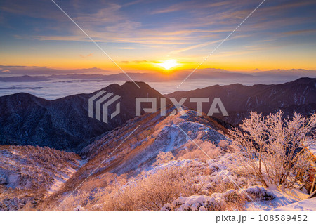 【雪山素材】初冬の燕岳・燕山荘から見える朝の風景【長野県】 108589452