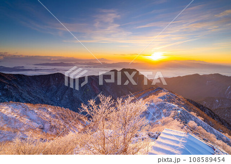 【雪山素材】初冬の燕岳・燕山荘から見える朝の風景【長野県】 108589454