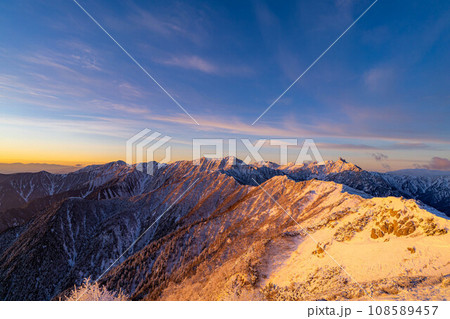 【雪山素材】初冬の燕岳・燕山荘から見える朝の風景【長野県】 108589457