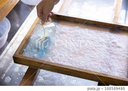 紙すき体験をする子ども 108589480