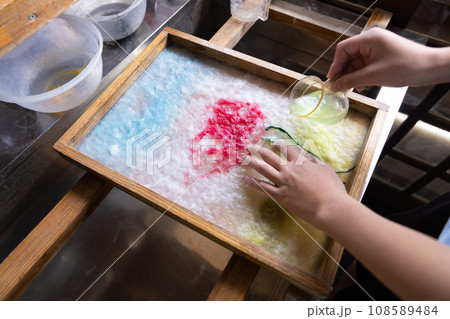 紙すき体験をする子ども 108589484