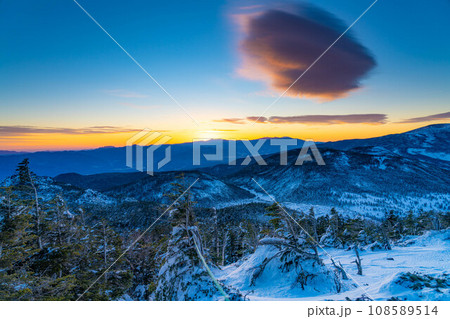 【朝焼け素材】冬の北横岳山頂から見る日の出【長野県】 108589514